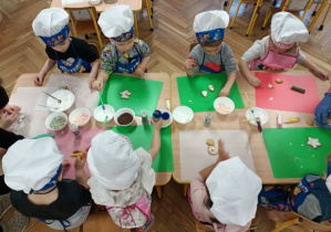 dzieci dekorują ciasteczka